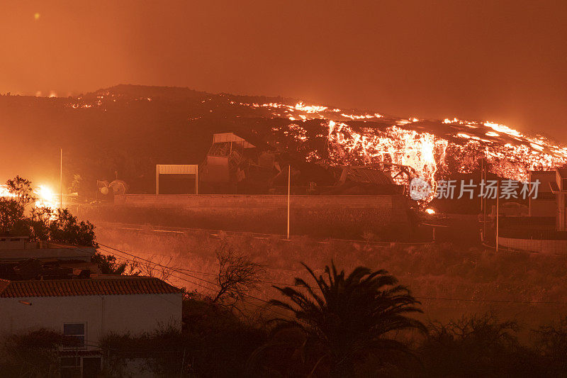 熔岩流摧毁拉帕尔马塔朱亚“El Paraíso”工业区。康伯利维亚火山爆发。10／18／2021